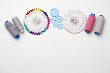 Beyaz arkaplanda izole edilmiş aksesuarlar dikiliyor