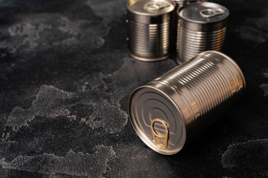 Koyu arka planda kapalı teneke kutular