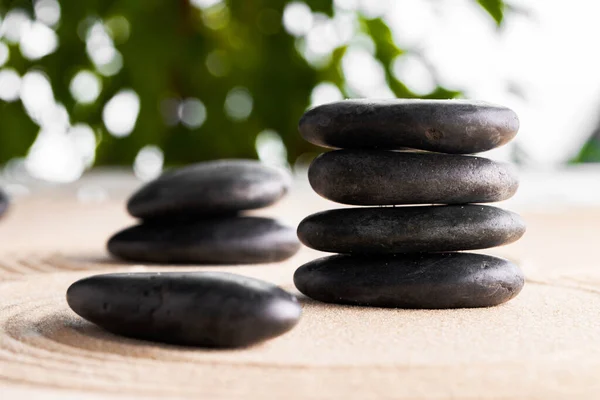 Japonês zen jardim com pedra em raked areia — Fotografia de Stock