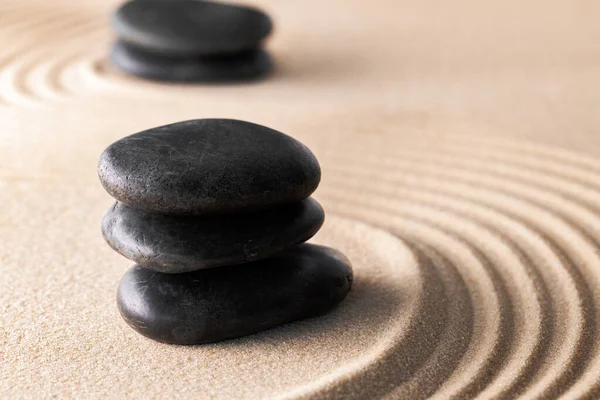 Ιαπωνικά zen κήπο με πέτρα σε τσουγκράνα άμμο — Φωτογραφία Αρχείου