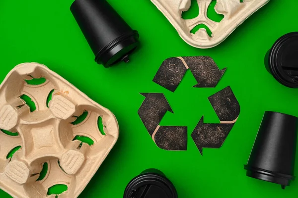 Reciclar copos de café e bandejas conceito ecológico — Fotografia de Stock