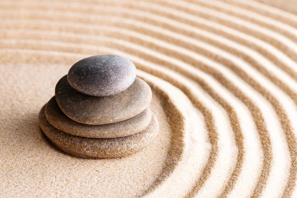 Jardin zen japonais avec pierre dans le sable râpé — Photo