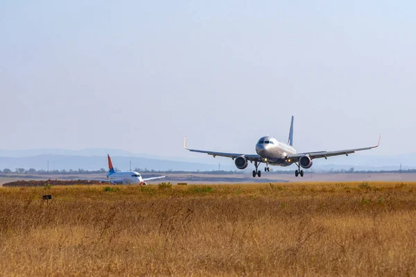 Пасажирський літак злітає зі злітно-посадкової смуги в аеропорту — стокове фото
