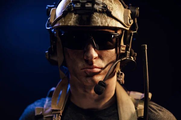 Retrato de forças especiais soldado no capacete e óculos no escuro — Fotografia de Stock