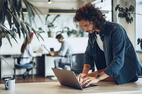 Ung affärsman, framgångsrik frilansare arbetar online på datorn, sitter i moderna kontor — Stockfoto