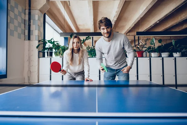 Jóvenes, hombres y mujeres jugando al tenis de mesa — Foto de Stock