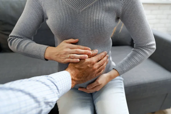 Zwart man raakt de buik van zijn zwanger vrouw close-up — Stockfoto