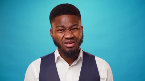 Young bearded african man expressing disgust and aversion — Stock Video