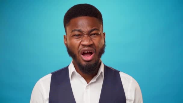 Jeune homme africain barbu exprimant dégoût et aversion — Video