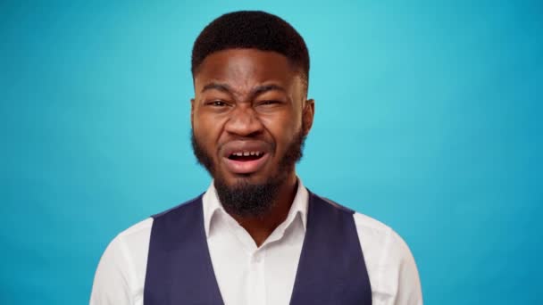 Young bearded african man expressing disgust and aversion — Stock Video