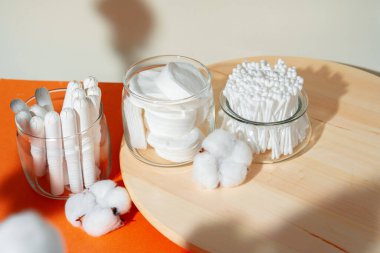 Kağıt zemin üzerinde pamuk tamponlar ve kulaklık.