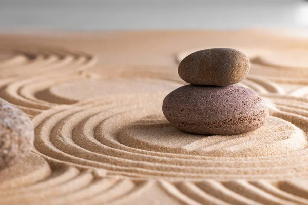 Jardín zen japonés con piedra en arena rastrillada — Foto de Stock
