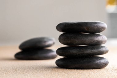 Japon zen bahçesi kumdaki meditasyon taşı
