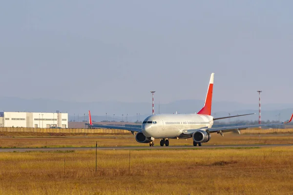 Großes Passagierflugzeug fährt über Landebahn in Flughafen — Stockfoto