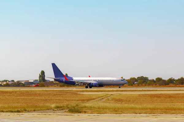 Big passenger airplane drives along the runway in airport — Stock Photo, Image