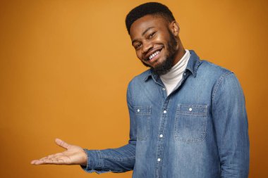 Genç Afro-Amerikalı adam uzayı işaret ediyor.