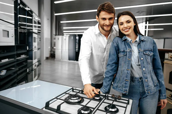 Feliz casal sorrindo acabou de comprar novos eletrodomésticos no hipermercado — Fotografia de Stock