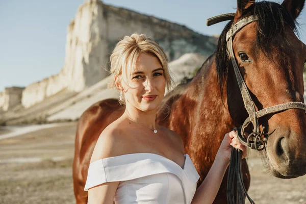 Retrato de una hermosa novia con caballo — Foto de Stock