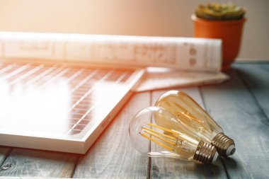 Güneş enerjisi paneli ve ampul, yeşil enerji