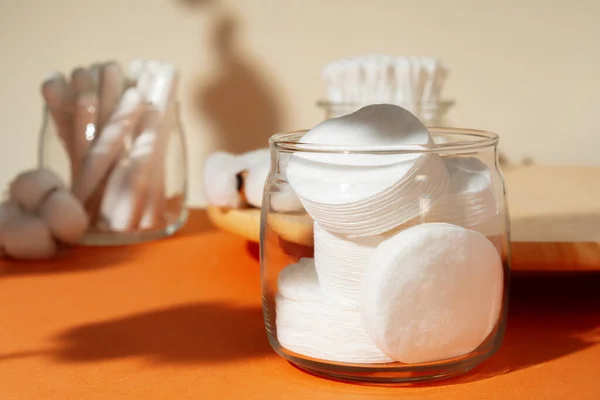 Baumwolltampons und Ohrhörer auf Papierhintergrund — Stockfoto