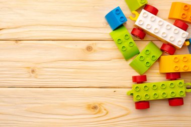 Ahşap arkaplanda oyuncakçı ayrıntıları kapat