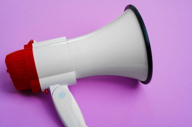 Elektronik megafon mor arkaplanı kapatır