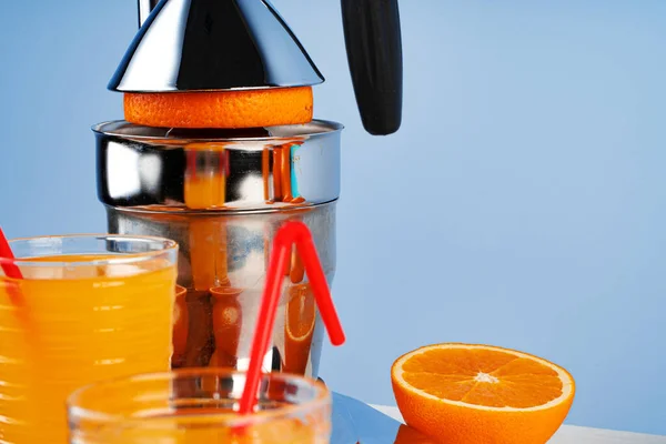 Металевий ручний апельсиновий сік для стиснення крупним планом — стокове фото