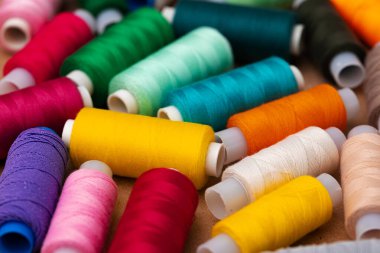 Arkaplan olarak birçok renkli iplik makarası