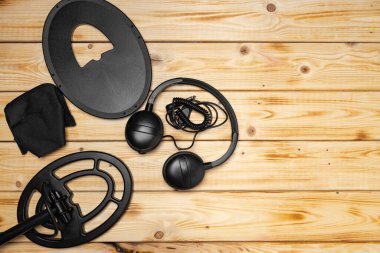 Ahşap arka planda metal detektörleri için aksesuarlar