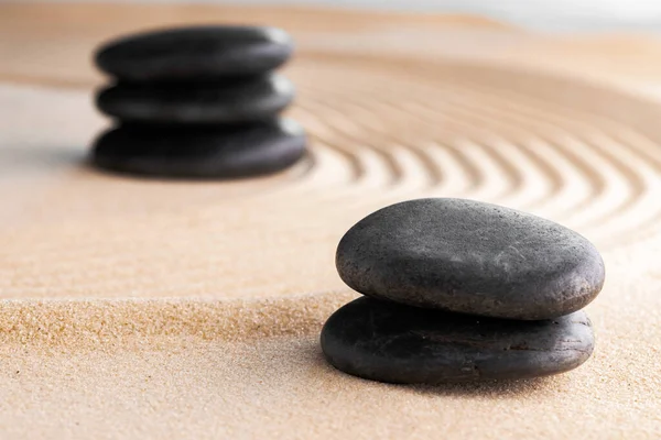 Japanse zen tuin met steen in geharkt zand — Stockfoto