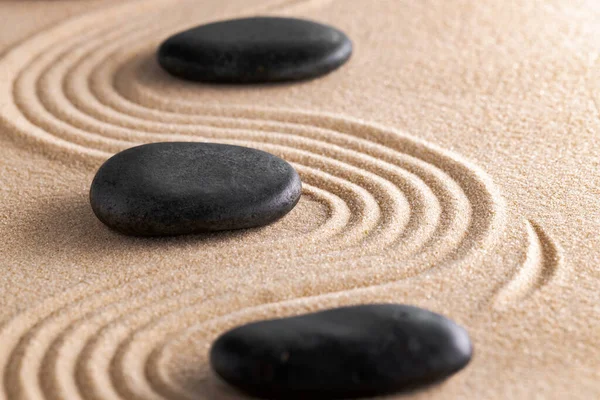 Jardin zen japonais avec pierre dans le sable râpé — Photo
