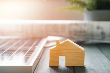 Ahşap ev, minyatür ve güneş paneli kapatın.