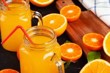 Bir bardak portakal suyu ve portakal dilimi.