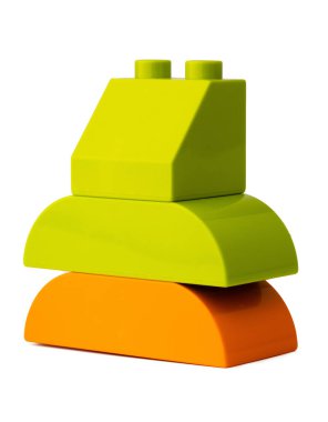 Beyaz üzerine izole edilmiş renkli plastik oyuncak yapı taşları