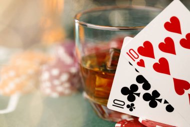 Kart, bardakta cips ve alkol.