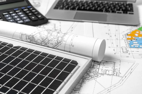 Architekturentwürfe und Solarmodul auf dem Tisch — Stockfoto