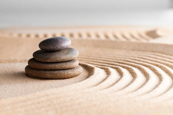 Japanse zen tuin met steen in geharkt zand — Stockfoto