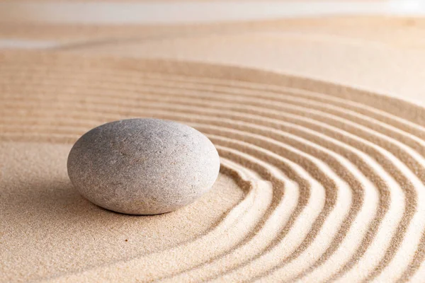 Japanse zen tuin met steen in geharkt zand — Stockfoto