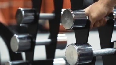 Salondaki dambıllarla rafları kapatın.