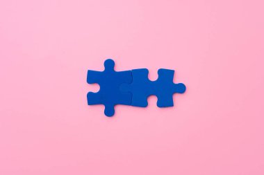 Kağıt arkaplan görünümündeki mavi yapboz parçaları