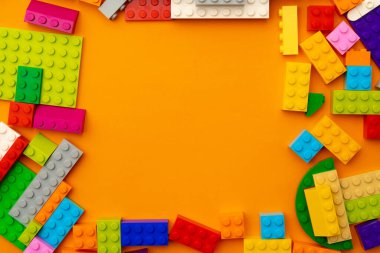 Çocuk oyuncakçı ayrıntıları sarı arka planda dağınık