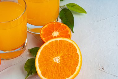 Portakal suyu bardağı masaya yakın.