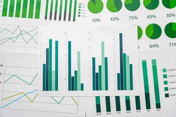 Carta finanziaria con grafici e diagrammi su tavola grigia — Foto Stock