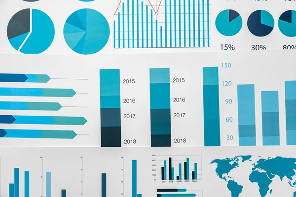 Finansiellt papper med diagram och diagram på grått bord — Stockfoto