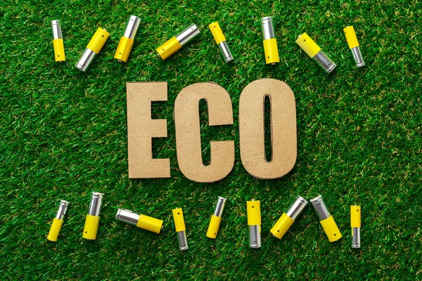 Recycling van gebruikte alkalische batterijen ecologisch concept — Stockfoto