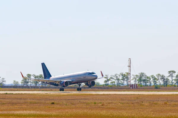 Passagierflugzeug hebt von Landebahn in Flughafen ab — Stockfoto