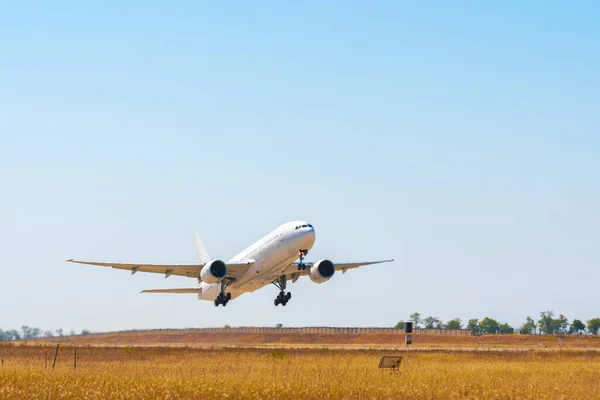 Samolot pasażerski startuje z pasa startowego na lotnisku — Zdjęcie stockowe