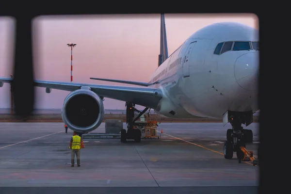 Zbliżenie samolotu pasażerskiego zaparkowanego na lotnisku — Zdjęcie stockowe