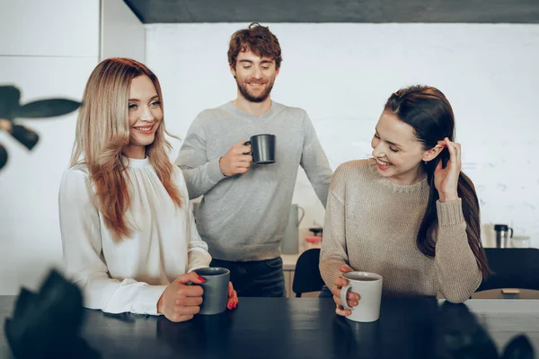 젊은 사업가들은 사무실에서 코 오피 를 마시고 이야기를 나누면서 휴식을 취하고 있다 — 스톡 사진