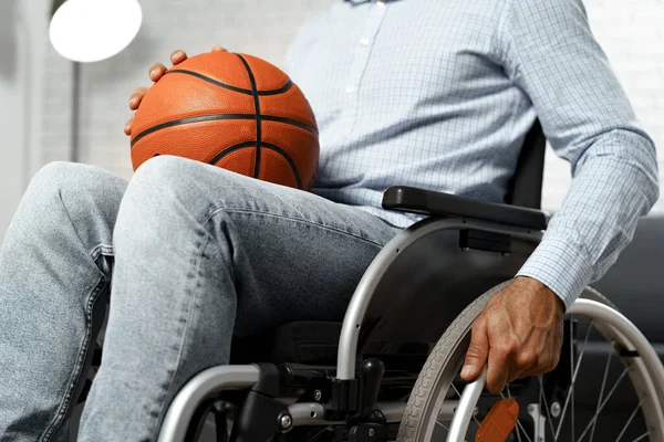 車椅子に座ってバスケットボールボールを持っている障害者の男の閉鎖 — ストック写真